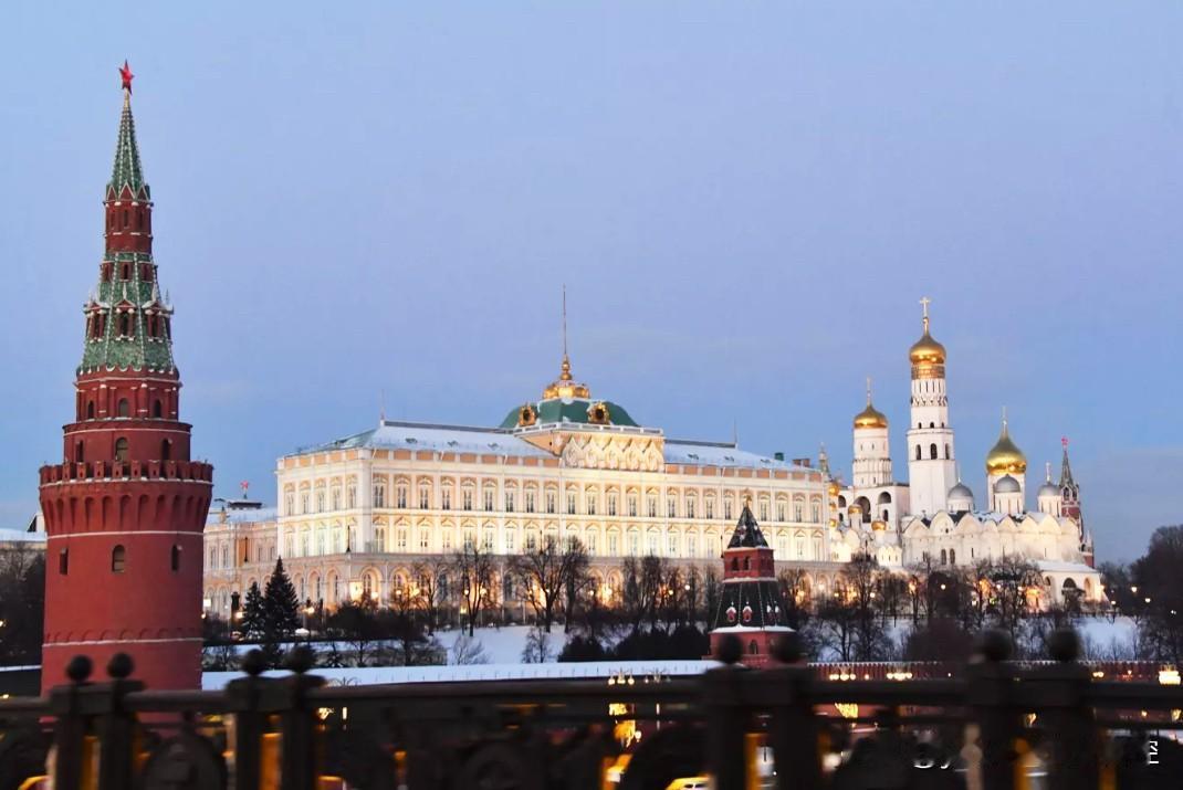 【美方为乌克兰和平操碎心】
    俄美私下整出28条，经美乌欧在日内瓦谈判，又