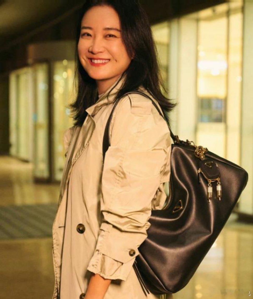 但客观地说，相比张小斐，贾玲并不适合时尚圈。虽然贾玲有自知之明，这一年多瘦身后，