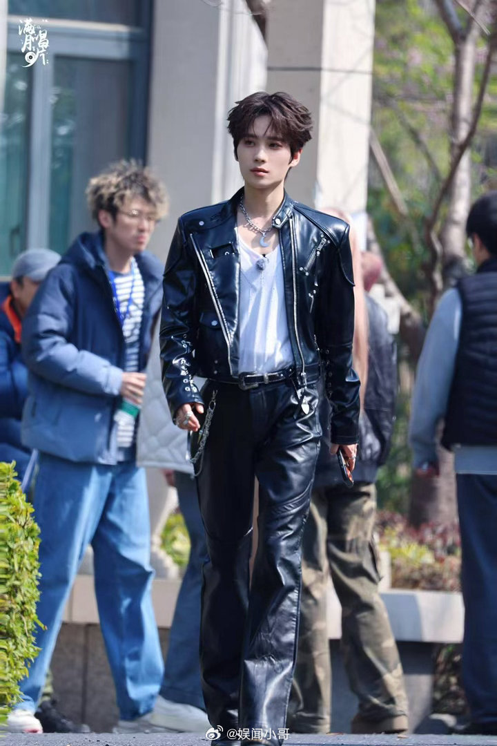 井胧上一秒误闯婚礼下一秒受邀婚礼 井胧也是绝了，刚在节目里误闯婚礼，下班就收到婚