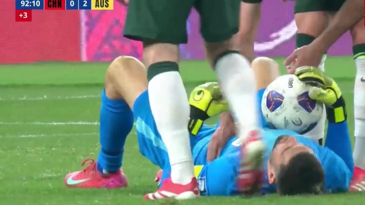 绝望五分钟！0-2落后，国足出不了球，后场倒脚，来回倒，最后一脚送到对方门将怀里