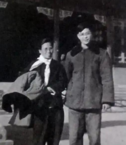 1941年，谢育才夫妇被捕，在狱中生下一个儿子。为逃出去，夫妻二人将儿子遗弃，越