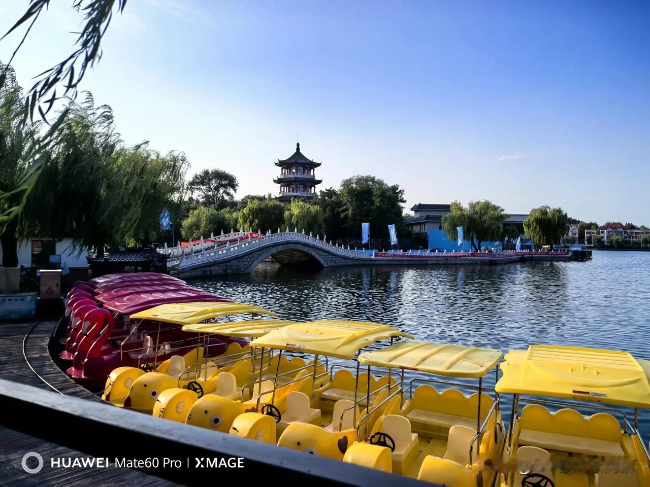 青岛莱西月湖公园，占地700亩，建于1984年，为青岛十大景点之一，是国家3A旅