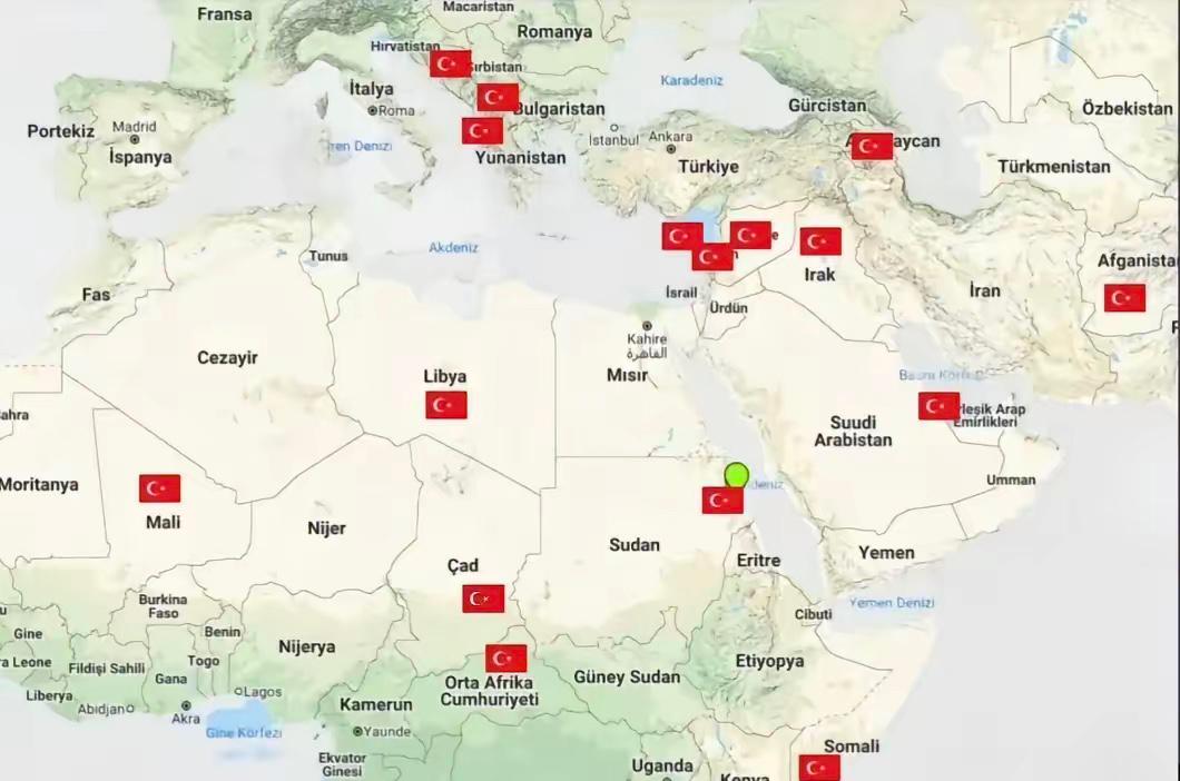问大家一个问题：全世界哪个国家的海外军事基地最多？

这题简单，美国。887个，