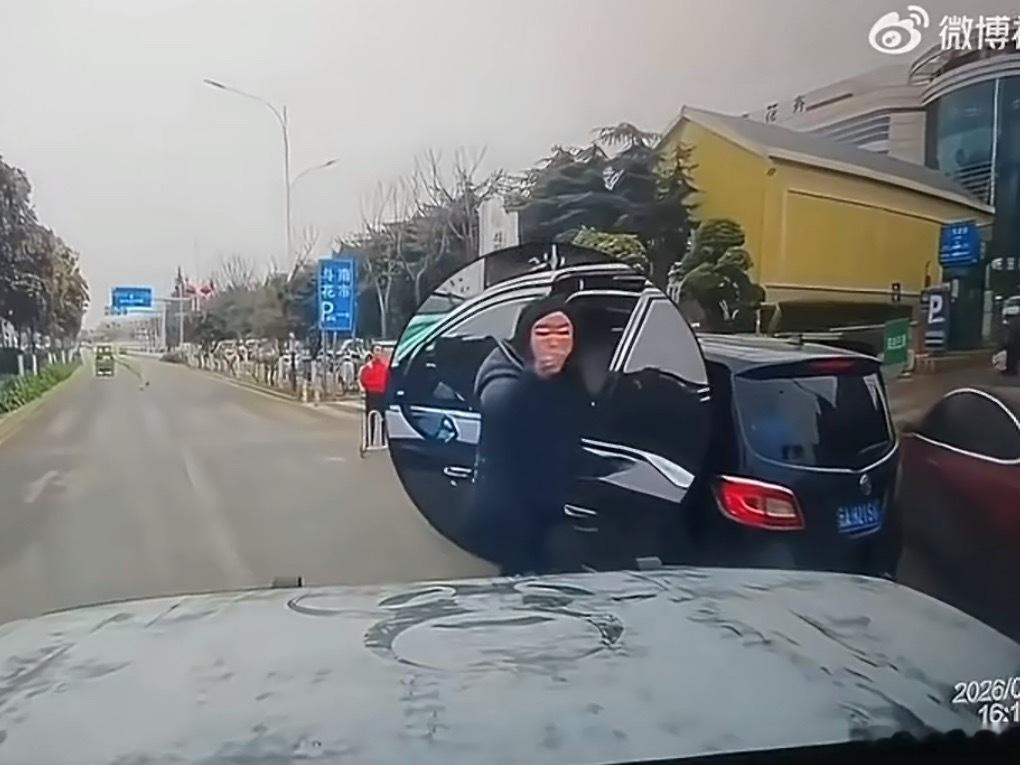 作不雅手势女子被撞倒为何无人同情 这个新闻很好，好就好恶人有恶报，也好在没有人提