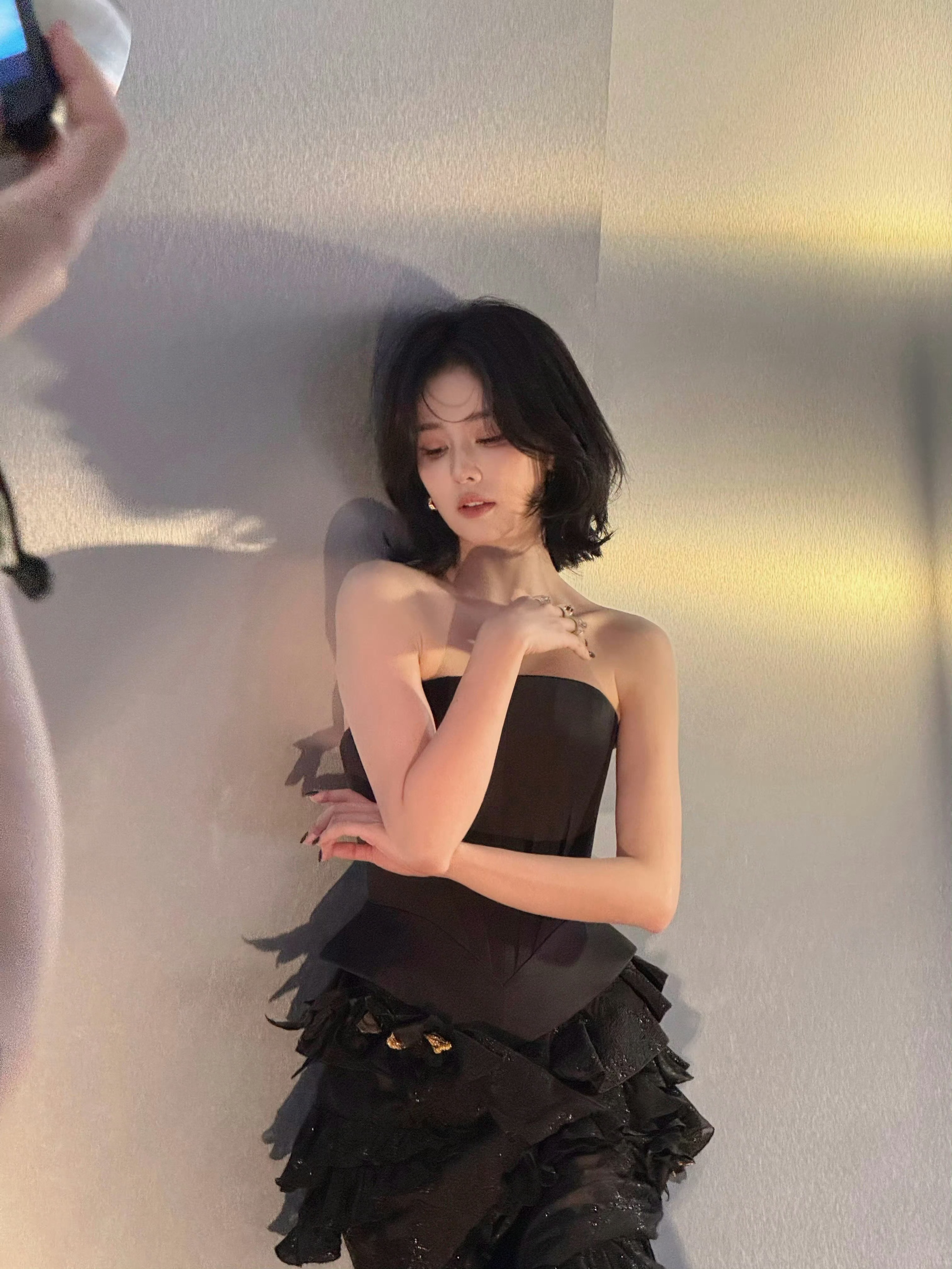 白鹿[超话]  [春游家族]白鹿 完全妈妈[春游家族] 白鹿开到荼蘼红裙一束光指