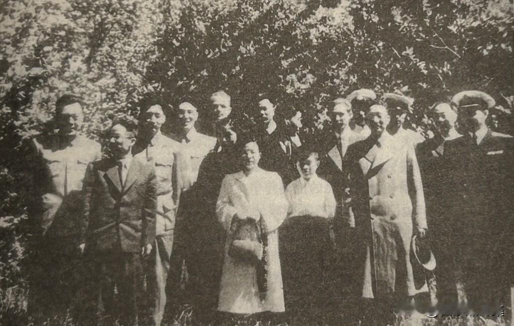 1951年6月至10月间，徐向前元帅率领的中华人民共和国中央人民政府兵工代表团，