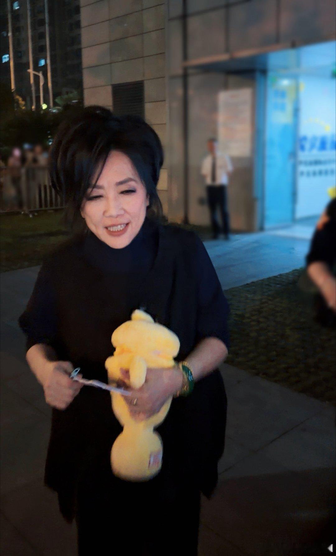 歌手直播 齐豫面对杨坤的演唱流露出真实的皱眉表情，这种不加掩饰的反应反而让人看到