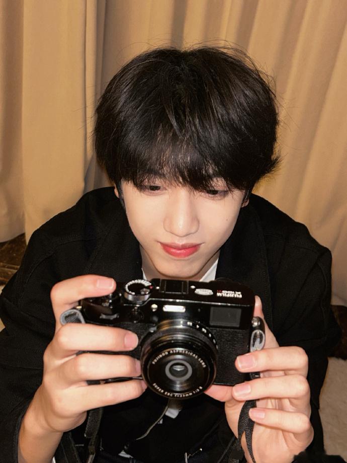   谁懂张桂源这个仰视角度看人啊，湿漉漉的狗狗眼完全抵抗不住，眼睛里有星星的漂亮