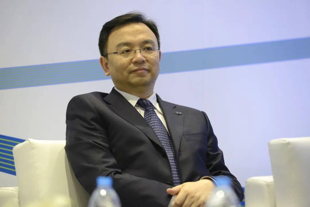 2018年，主持人问王传福:“你身家2000亿，却常年穿工装、吃食堂，你为什么要