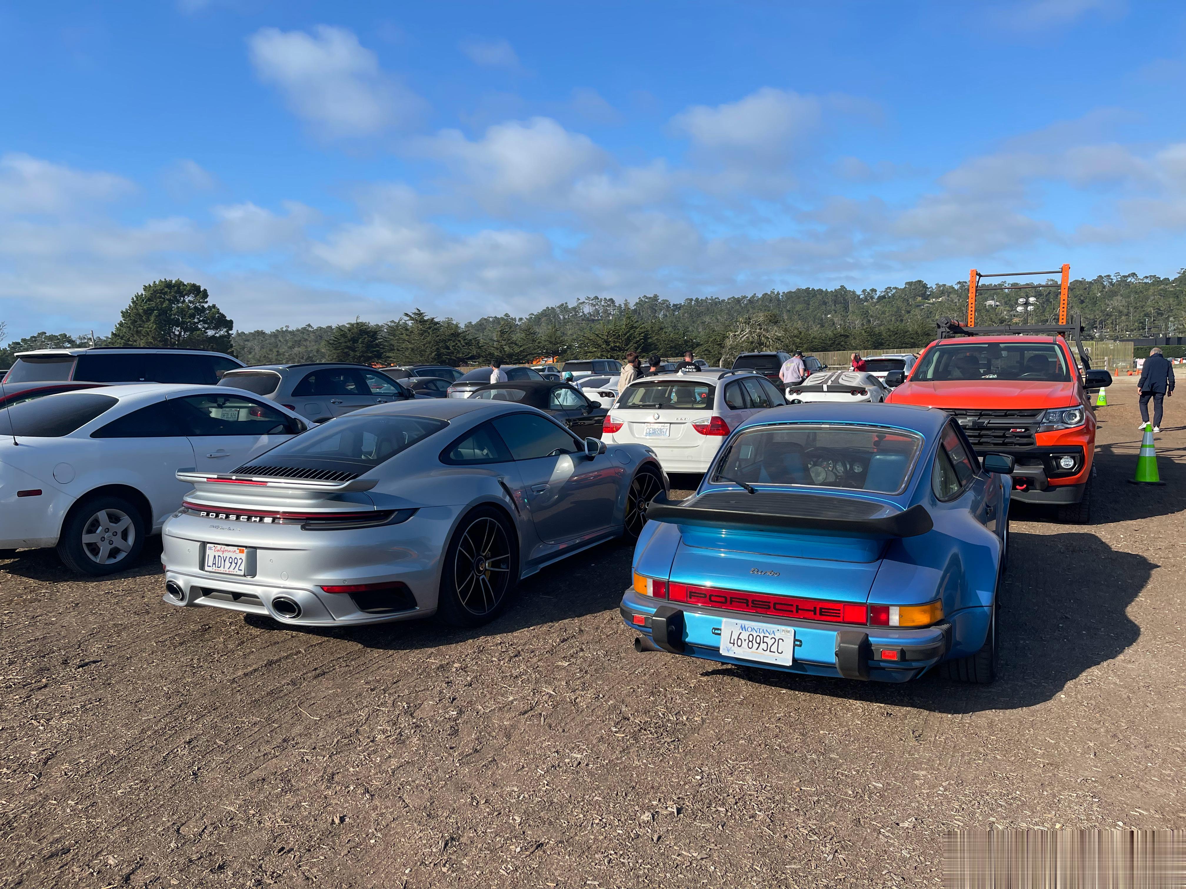 看车牌和车型，应该不是一起来的，但在停车场这样默契地停在一起，初代911 Tur