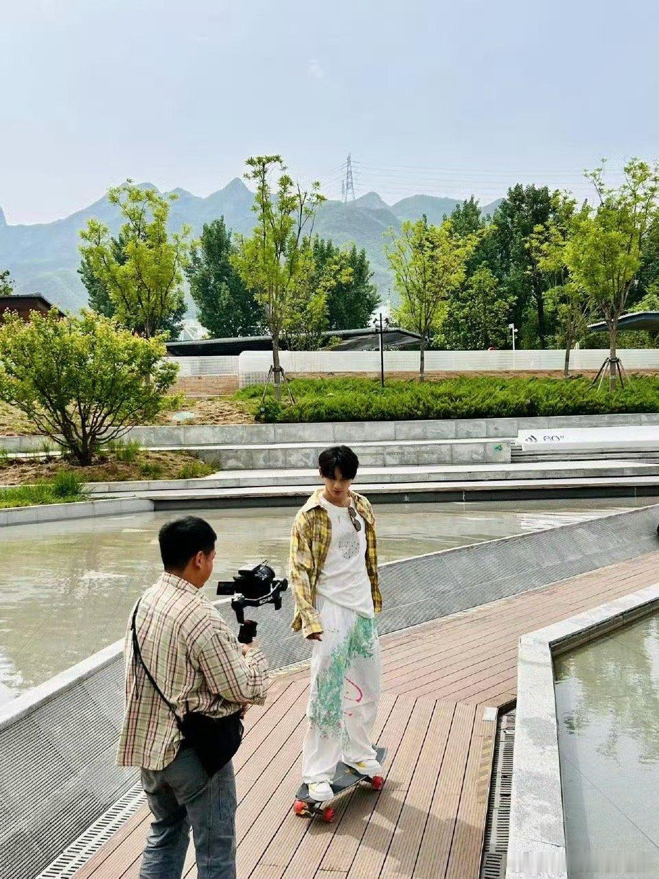 姚琛闪光的夏天录制路透 网友偶遇姚琛录制，玩滑板的样子太圈粉。此前他在各项运动中