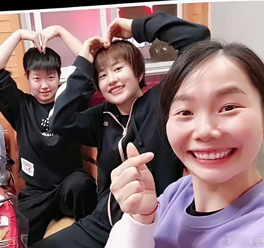 莎莎比心❤️哪个更好看👀？和小伙伴在一起，她有一颗童心❤️，当亚洲代表，她是一