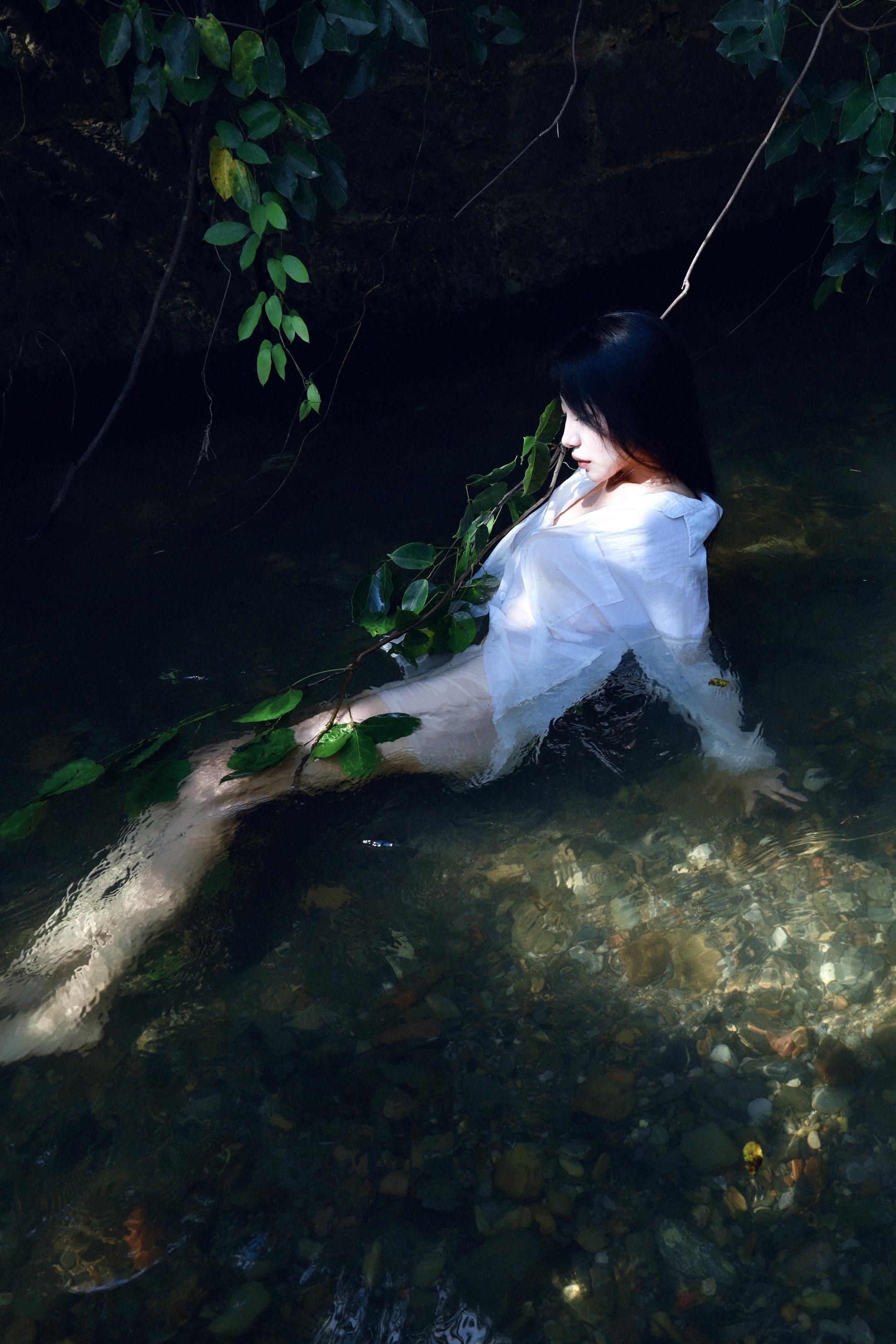 阳光透过水面｜少女青春的静谧时光。《户外少女溪水写真》 夏日溪水潺潺...