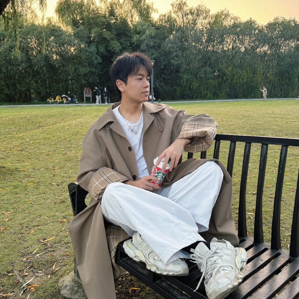 思慕社字母 云在等风起，我在等雨停，而你在等谁的消息？字句打了又删，终究没能发出