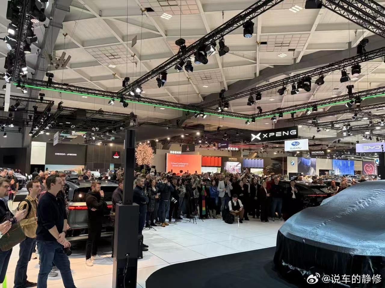 在欧洲比利时布鲁塞尔车展上市发布会现场，新款小鹏P7+轻松装下了33个20寸行李