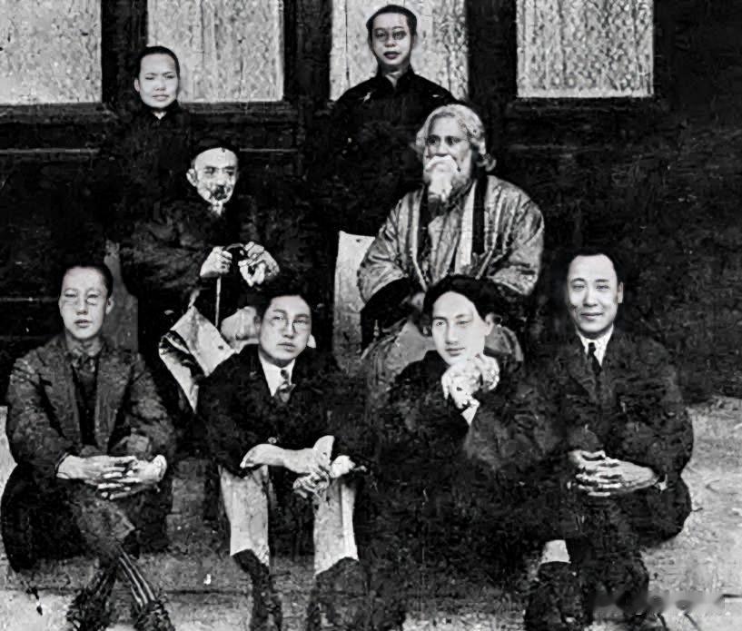 1924年印度诗人泰戈尔访华，在清华学校与中国知名学者合影，是民国中西文化交流史