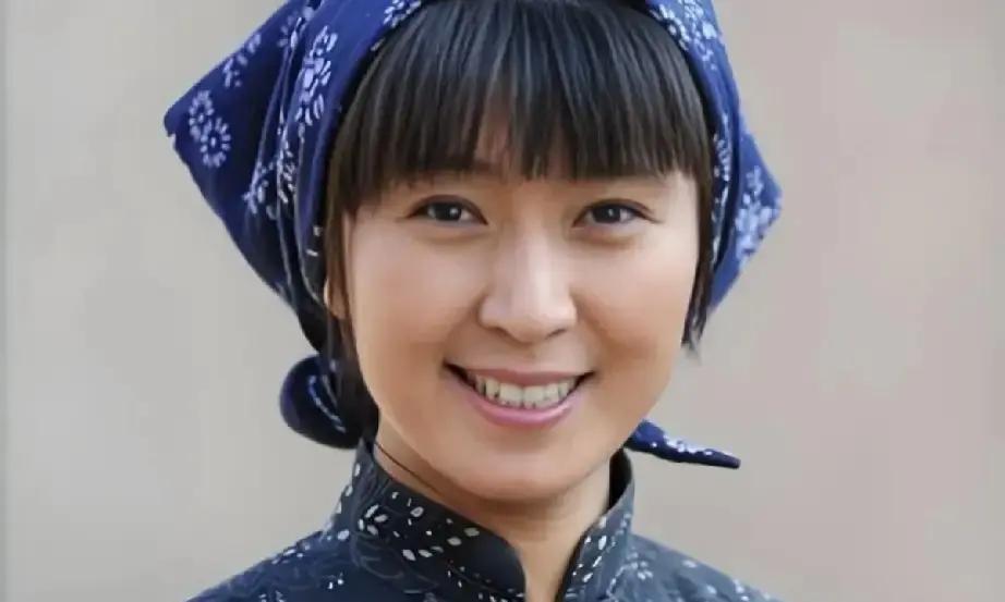 闫学晶儿子直播一句几十万养不起家，网友连夜扒家底，两个品牌立马解约索赔。
我昨晚