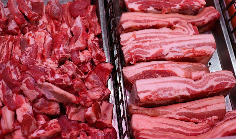 猪价跌破5元/斤！养殖户亏到“割肉”，三大核心原因揭秘
 
全国超半数地区迈入“