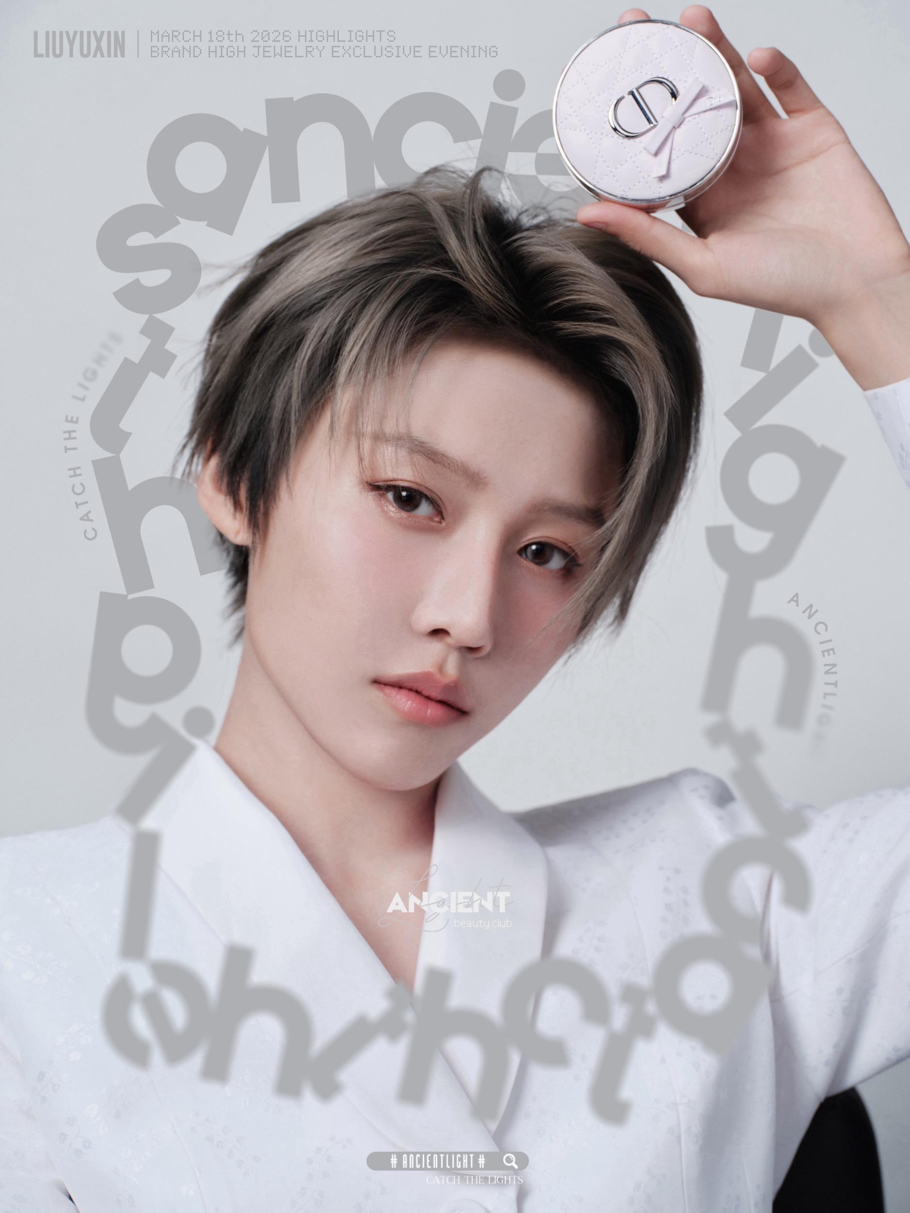 刘雨昕·自有叙事，不动声色已动人的秩序感 刘雨昕以白色暗纹西装亮相晚宴...