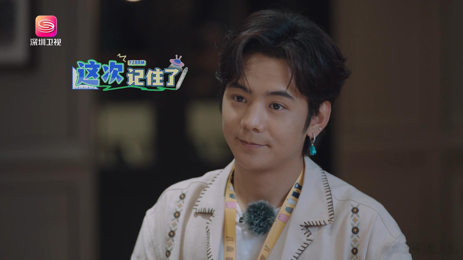 丁真讲了个冷笑话宇宙帮帮忙从田间质朴少年，到综艺里会讲冷笑话的可爱少年，丁真始终
