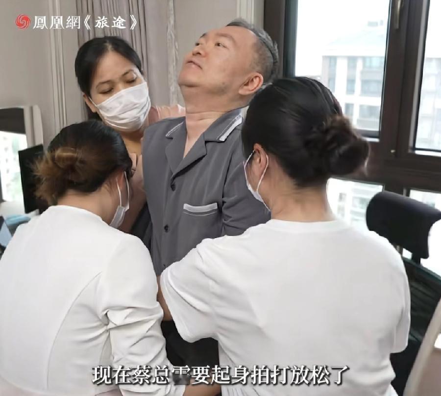 蔡磊晚上翻身10次需要四人照顾，看之前报道，两个护工阿姨、两个护理护士，在北京四