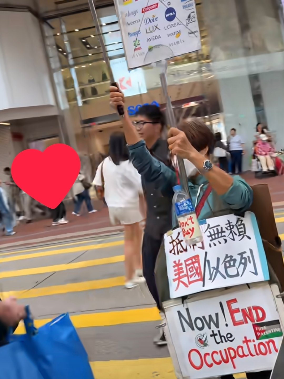 这位阿姨好像一位孤勇者，她做这件事已经坚持很久了。 