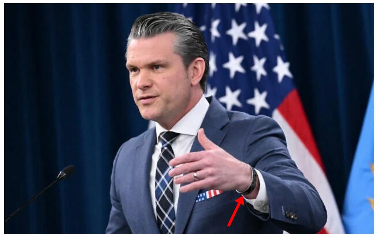 在新闻发布会上，赫格塞斯经常佩戴一枚金属手环。这是为了纪念他的战友豪尔赫·M·奥