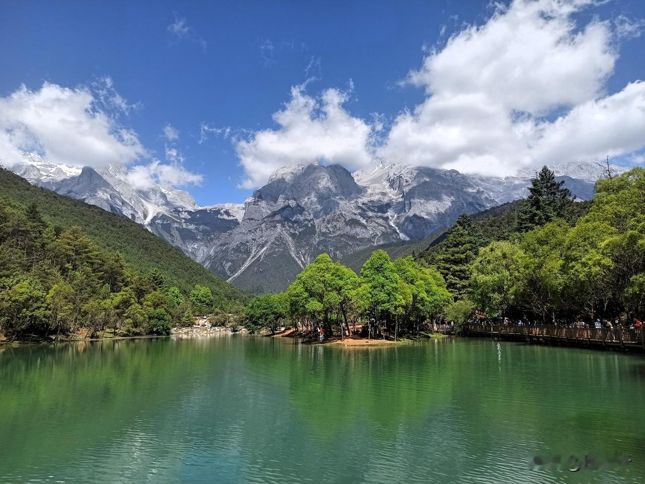 巍峨壮观的玉龙雪山——从不同地点拍摄到的雪山雄姿。雪山旅游照 雪山的自然景观 玉