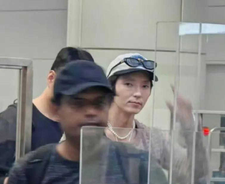 你敢相信这是李准基？印象中李准基是浓颜系帅哥，和照片中这个相差也太大了吧？

近