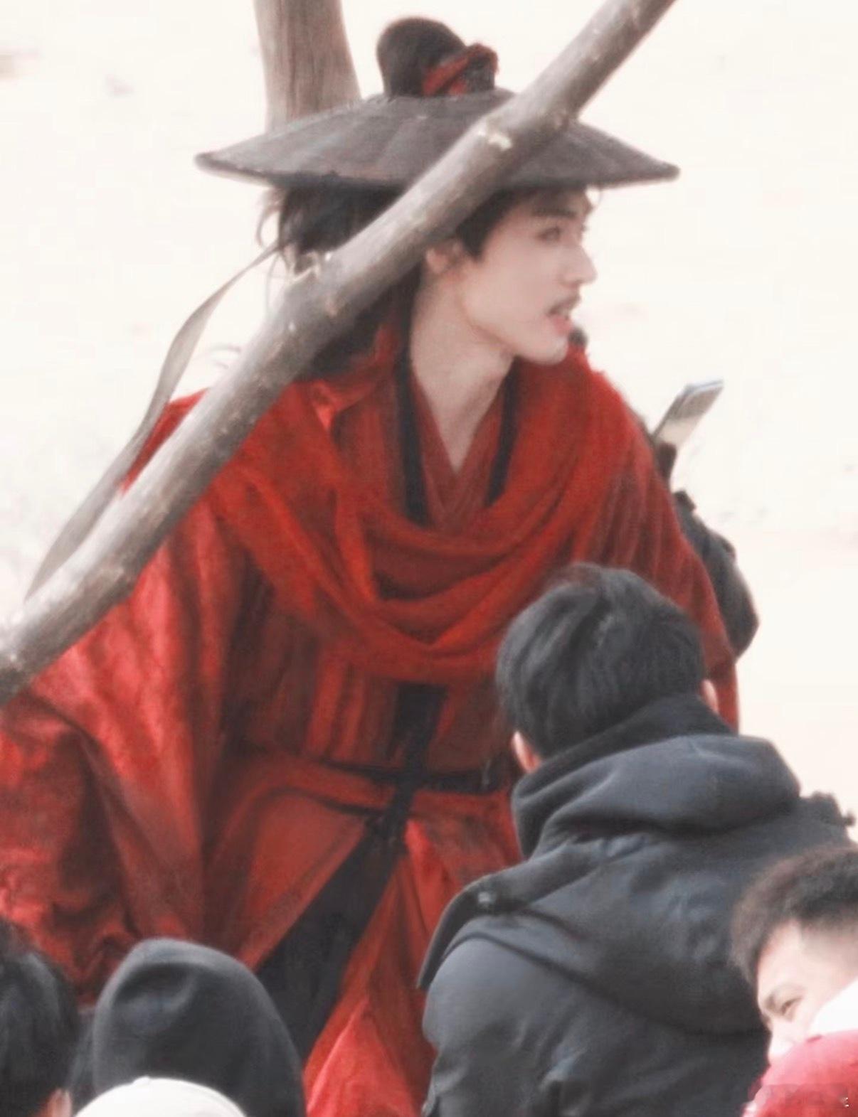 龚俊凤舞九天红衣斗笠造型龚俊凤舞九天大漠红衣路透 绝美火凤凰 