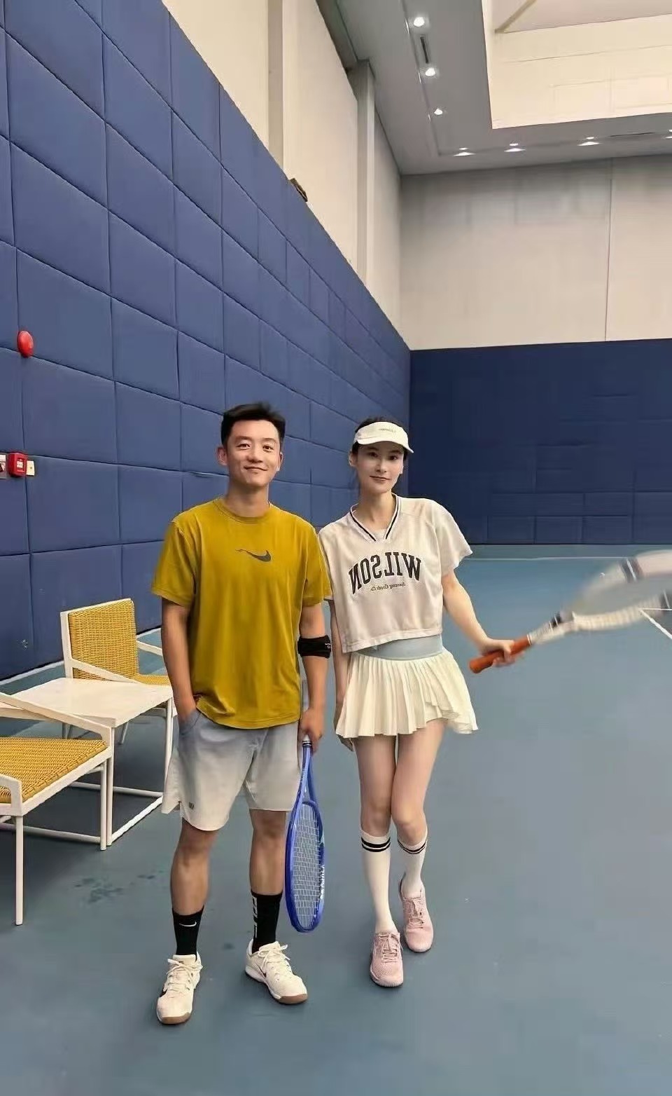 郑恺人是帅的，就是个子不算高，同款袜子看出小腿长度…现在的男明星好像都不是很高