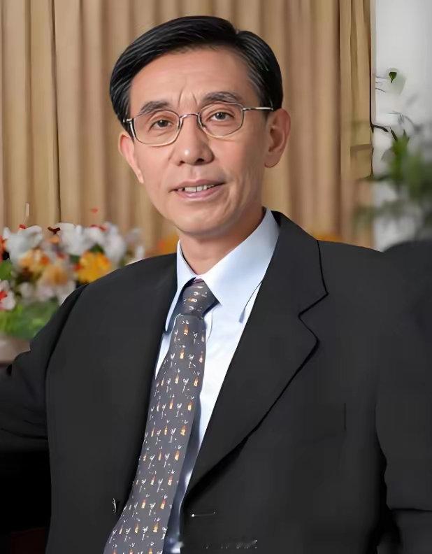 尹志尧教授谈5纳米刻蚀机，研发难度绝不亚于“两弹一星”。他做了一个生动的比喻，米