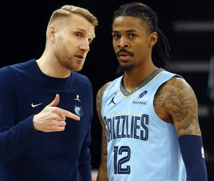 你Ja今天14中3，在场上也经常显得游离。赛后记者问他哪出了问题，他说：去问教练