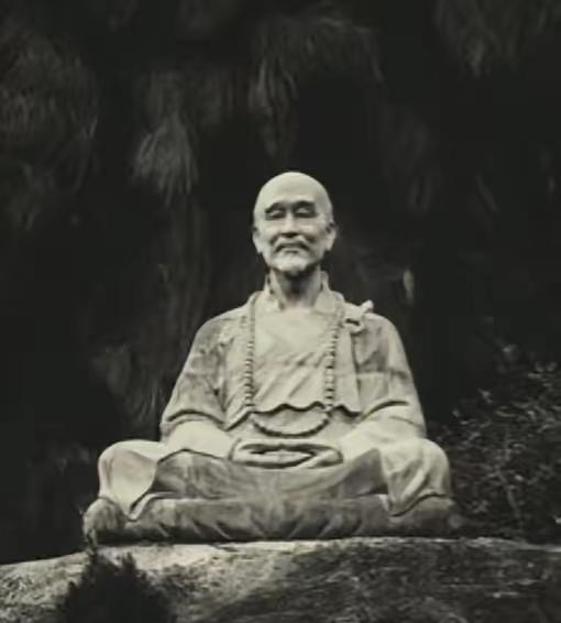 1942年，弘一法师火化时怪声频发，弟子惊恐，赶忙拉出骨灰床，谁料，竟然捡出了1