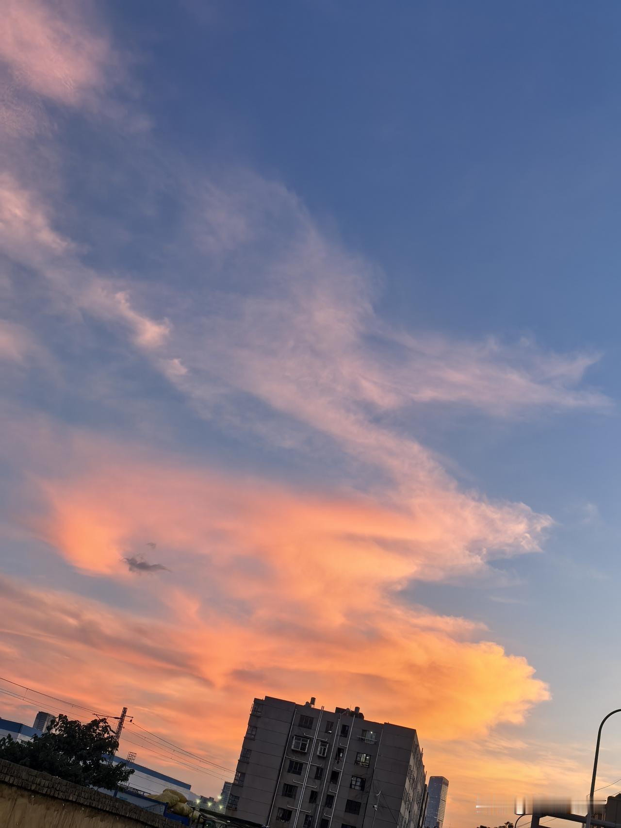 抓拍前晚，天空玄幻
发来看看像什么？