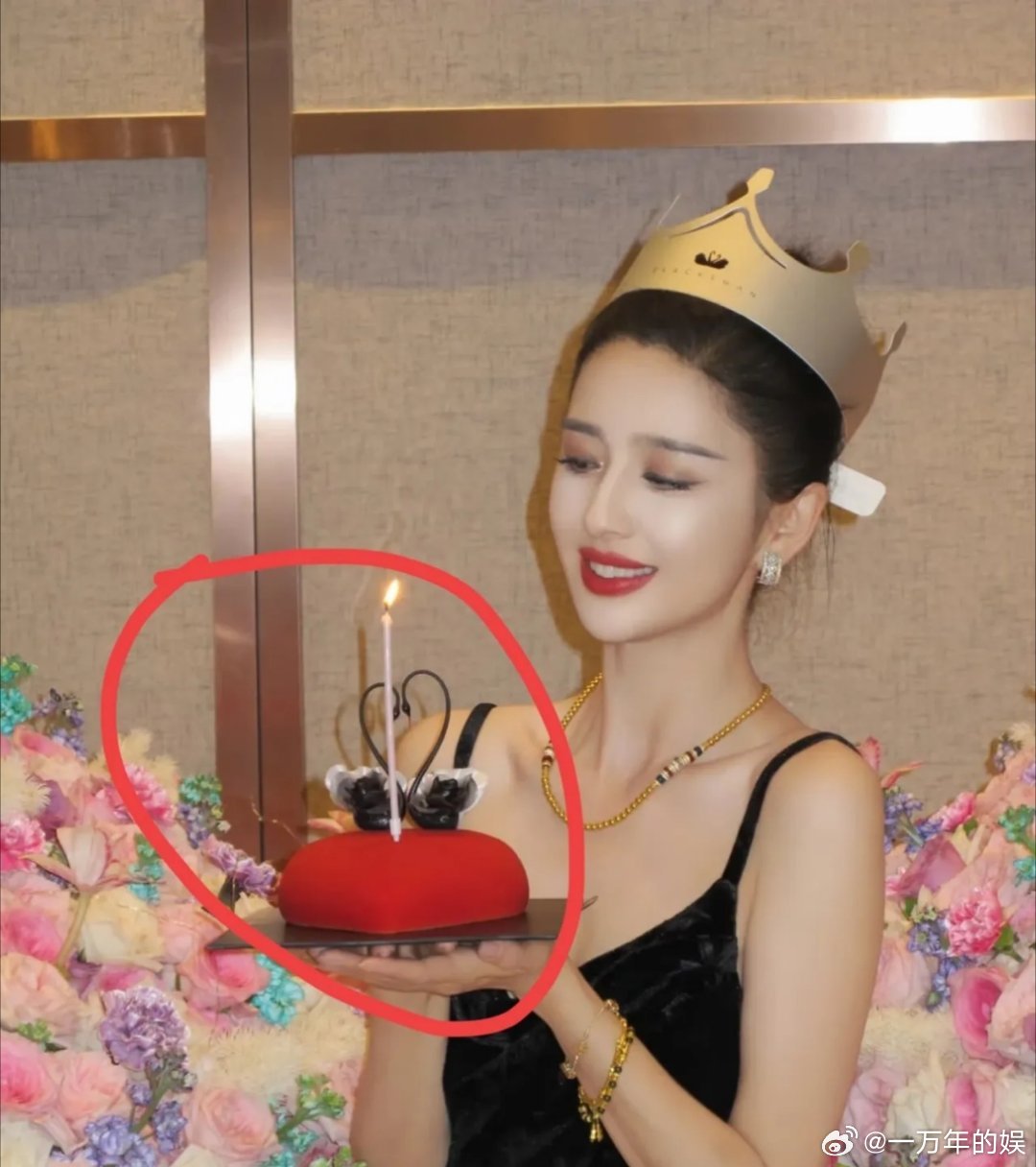查了一下，佟丽娅过生日的生日蛋糕，并不是普通的，而是黑天鹅生日蛋糕，要3000块