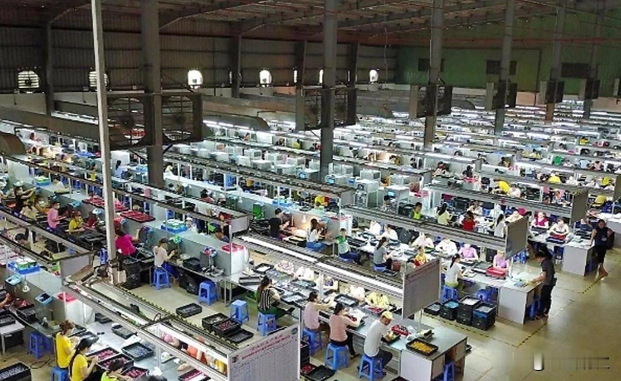 越南爆火全网：下一个世界工厂？别被带节奏！
 
最近全网都在吹越南，胡志明市夜景