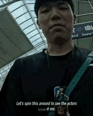 杨瀚森和比卢普斯一起，到哪都是他爽朗的笑容[嘻嘻]杨瀚森被选中时正吃炸鸡 ​​​