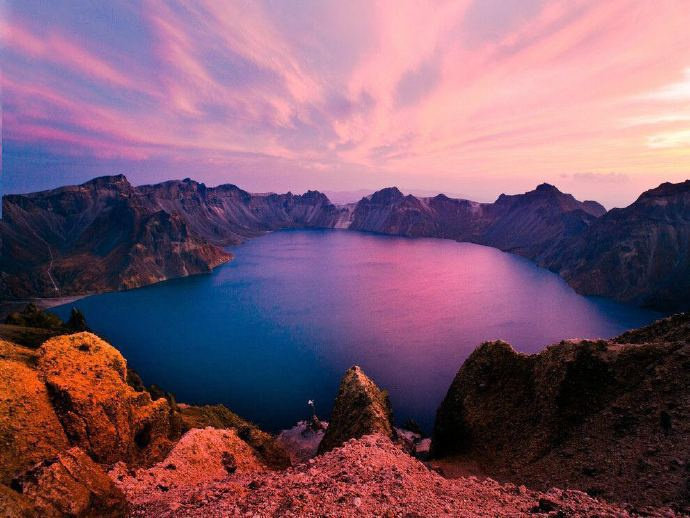 冬日的长白山天池，有着超出想象的美，那里的风景当你看到的那一瞬，眼前一亮。 