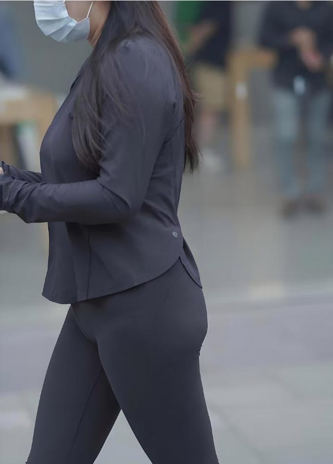 美女这身全黑的穿搭特别利落又显气质。
长袖上衣和微喇紧身裤的组合，既贴合身材线条