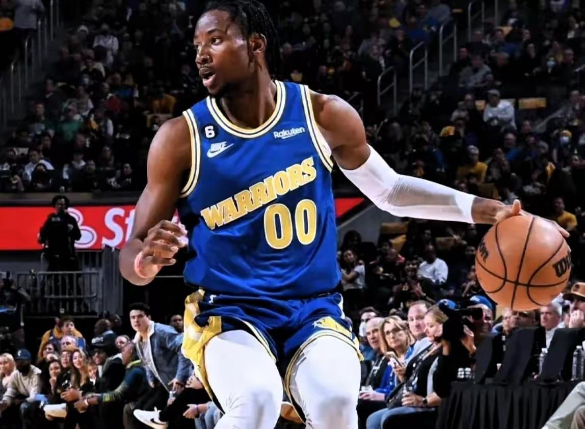 这就是NBA史上最强作死的人。
勇士开出年薪3000万不要，说要3500万，没谈