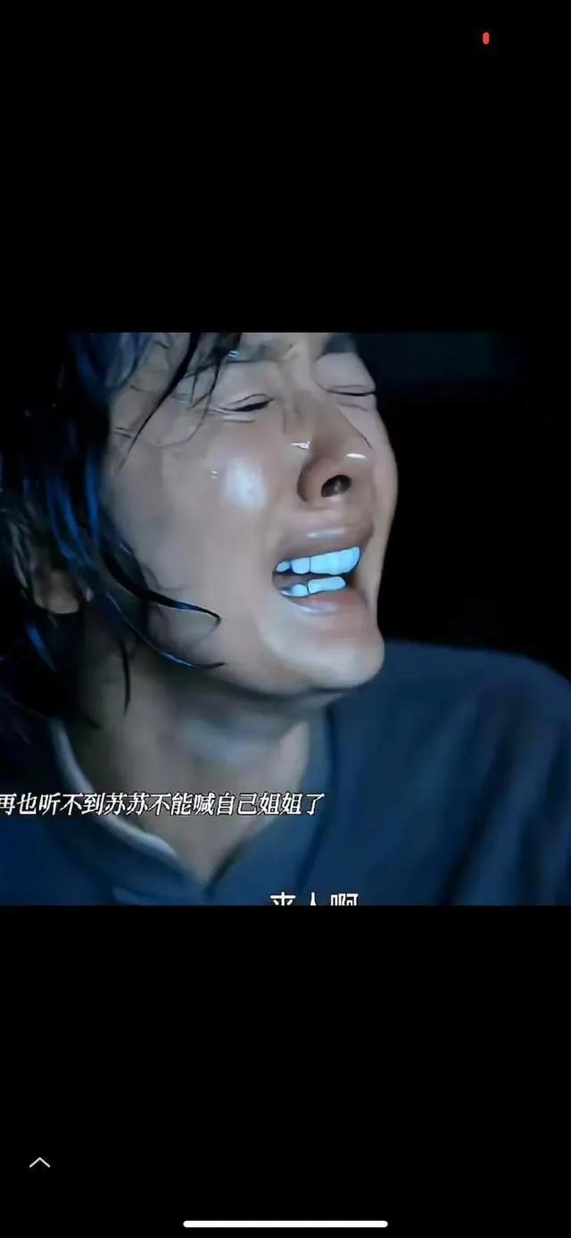 黄皮肤配这一口大白牙，像戴了假牙。
素颜没化妆的时候，显得牙更白。
下巴后缩，有