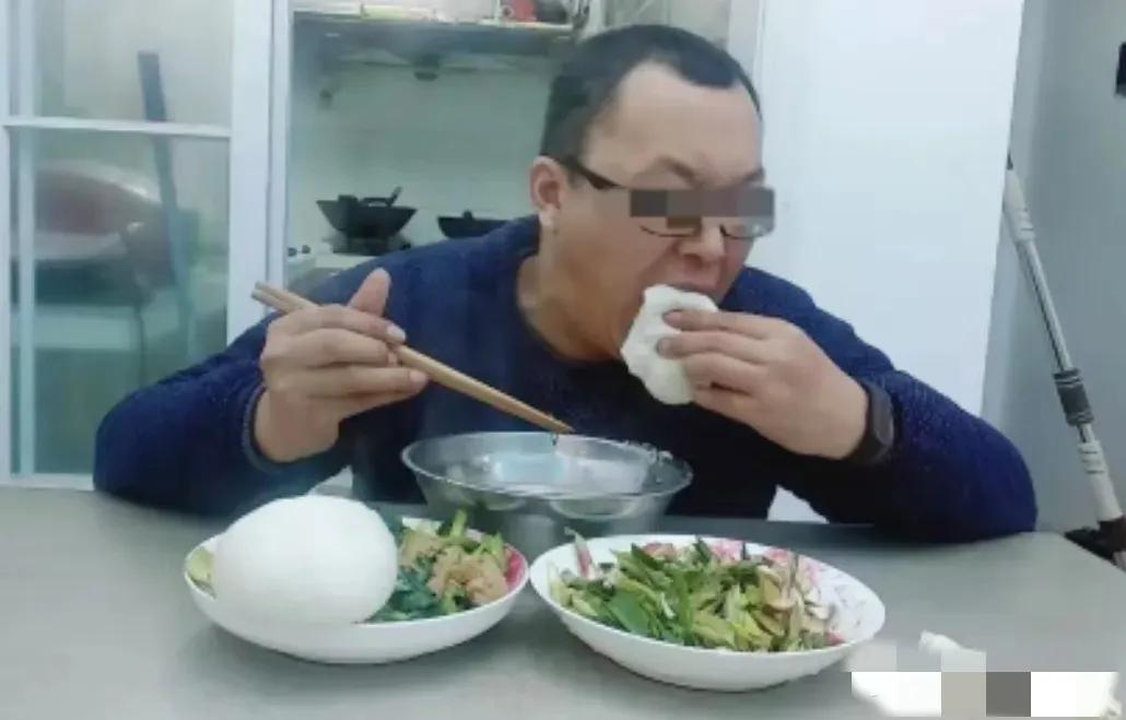 2023年，上海，男子在家中吃馒头，可吃着吃着，他竟突然倒地，噎死了，家属火化完
