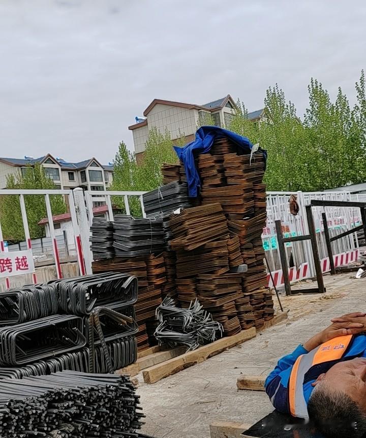 我们工地上干钢筋工后台的料厂里共七个钢筋工，其中就有两个天天嚷嚷着牙疼的。他们的