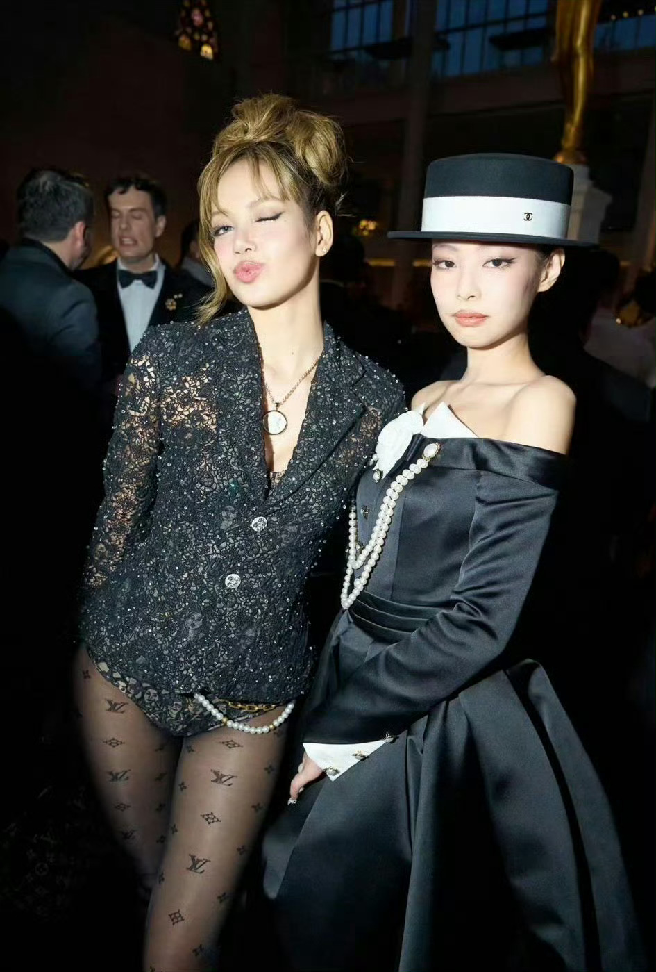Jennie和Lisa在MetGala内场同框合照JennieLisa内场同框合