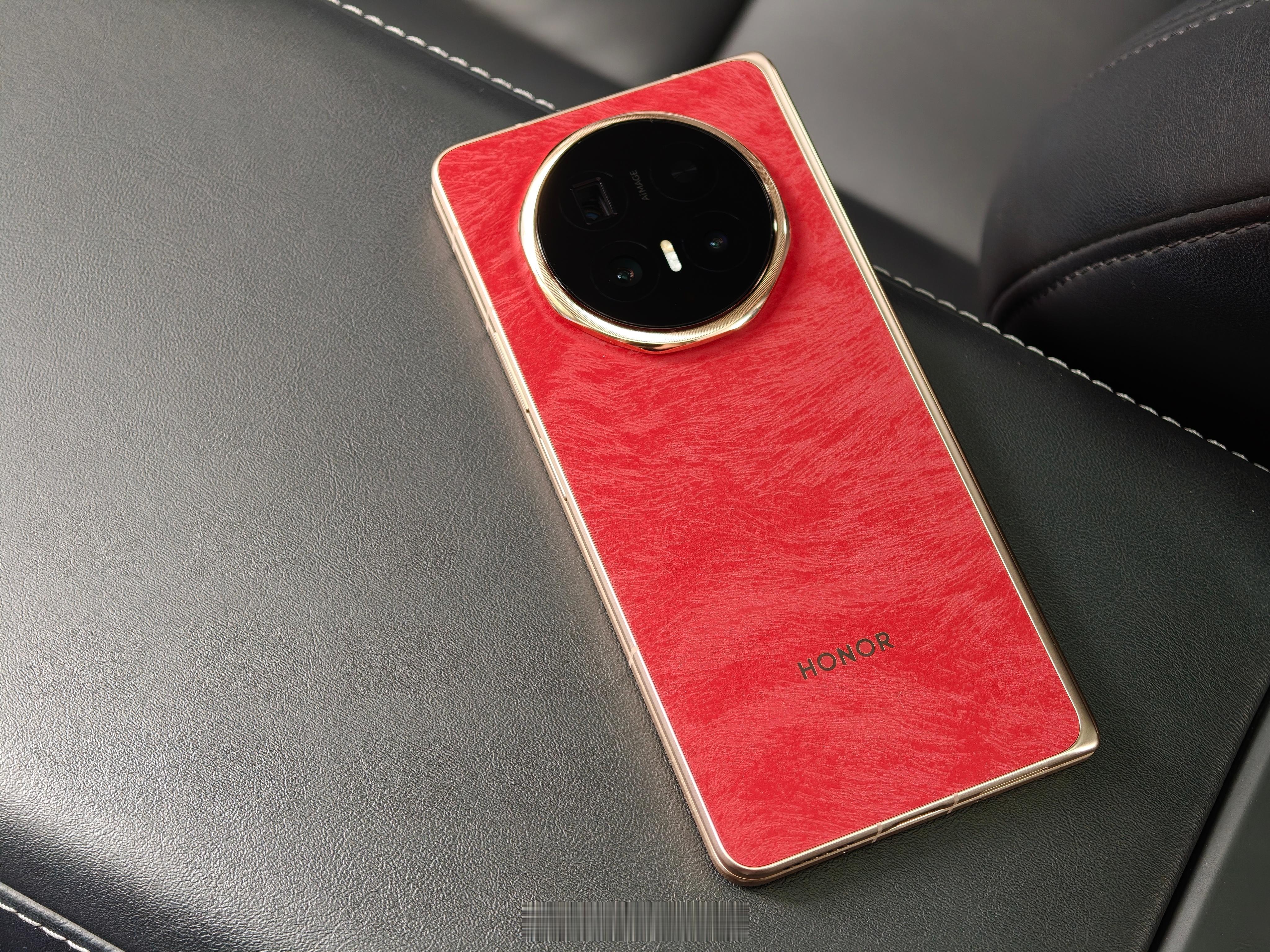 这个春节一直在用荣耀Magic V6，今天终于能发了，赤兔红这个素皮的手感很特殊