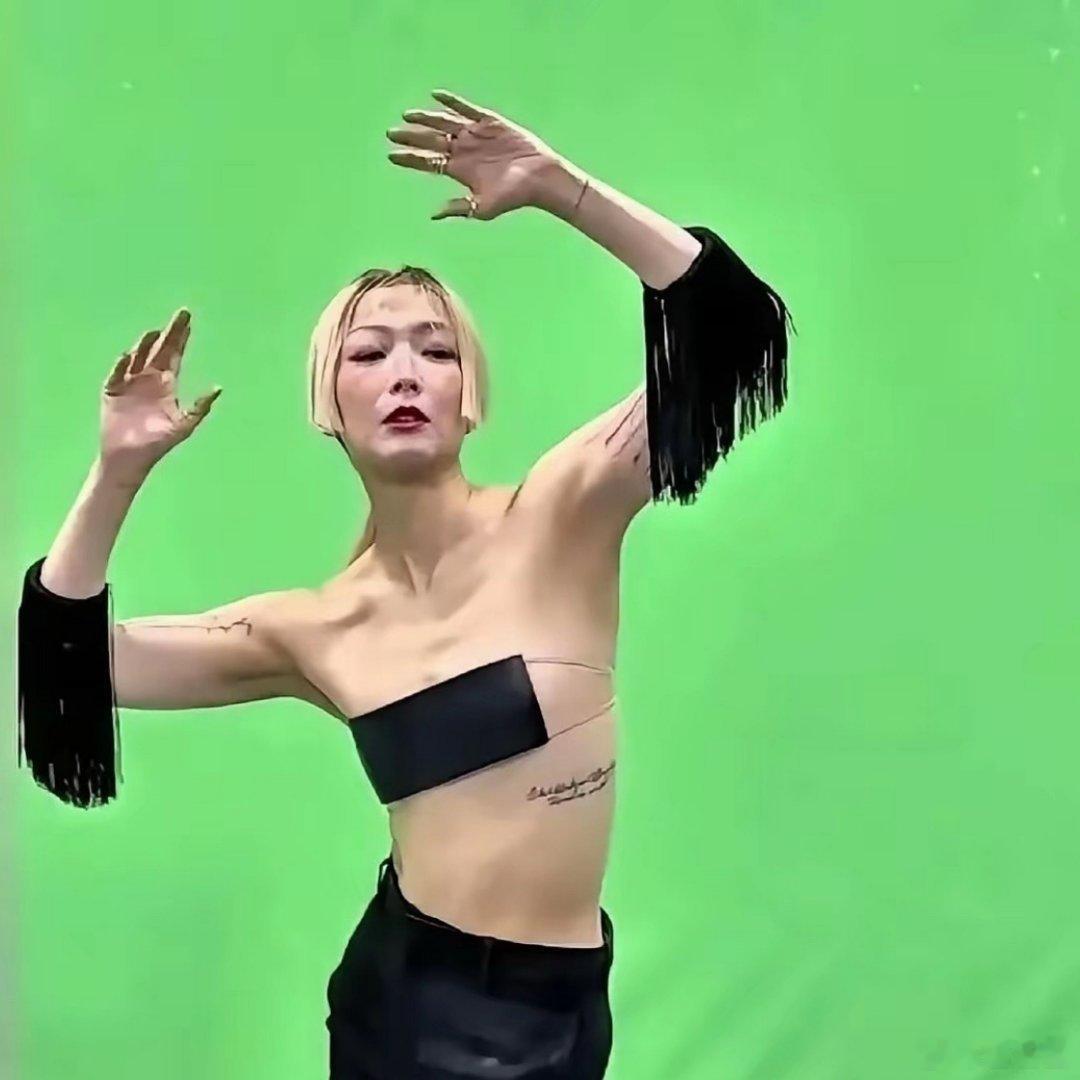 不得不说，郑秀文在穿搭上真是大胆，而她的造型实际呈现出来还蛮好看的。 