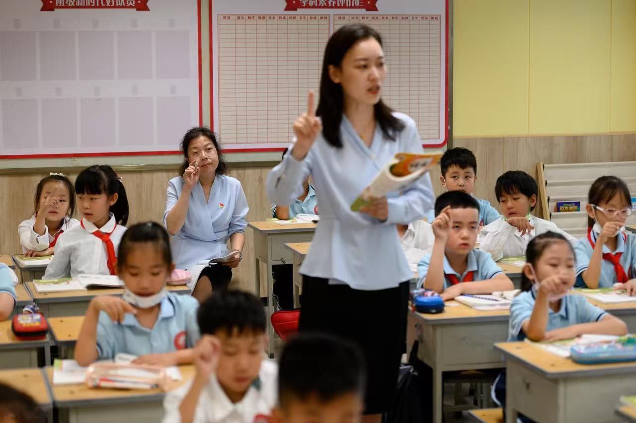 我们学校新调来的校长各方面表现都还不错，但有一条让所有教师都特别不适。
我校原来