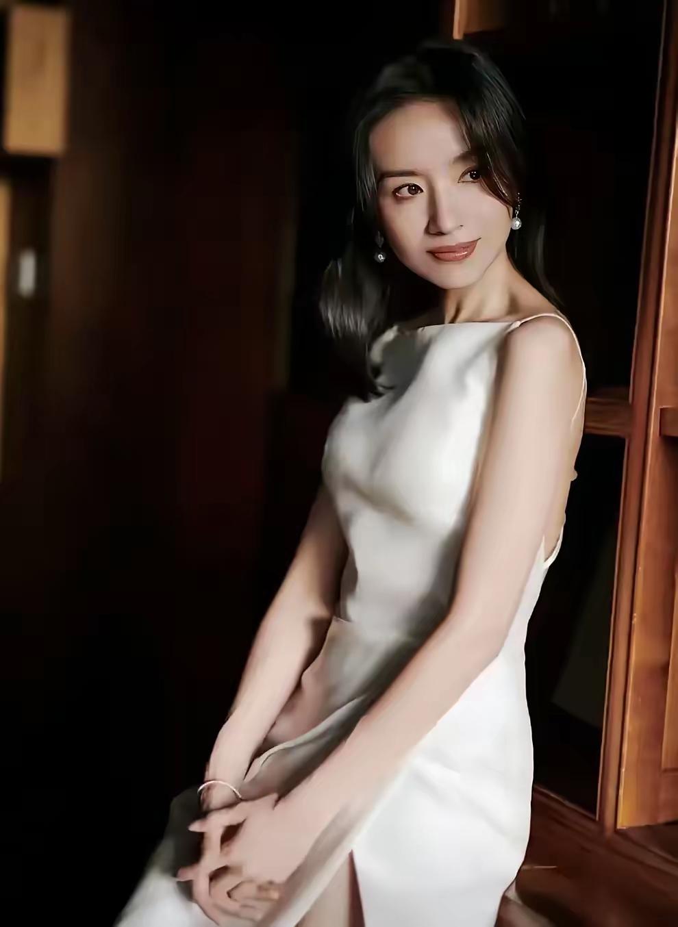 董洁
自打和潘粤明离婚后
就没有感觉她真正开心过
可能她心里还是放不下那一段感情