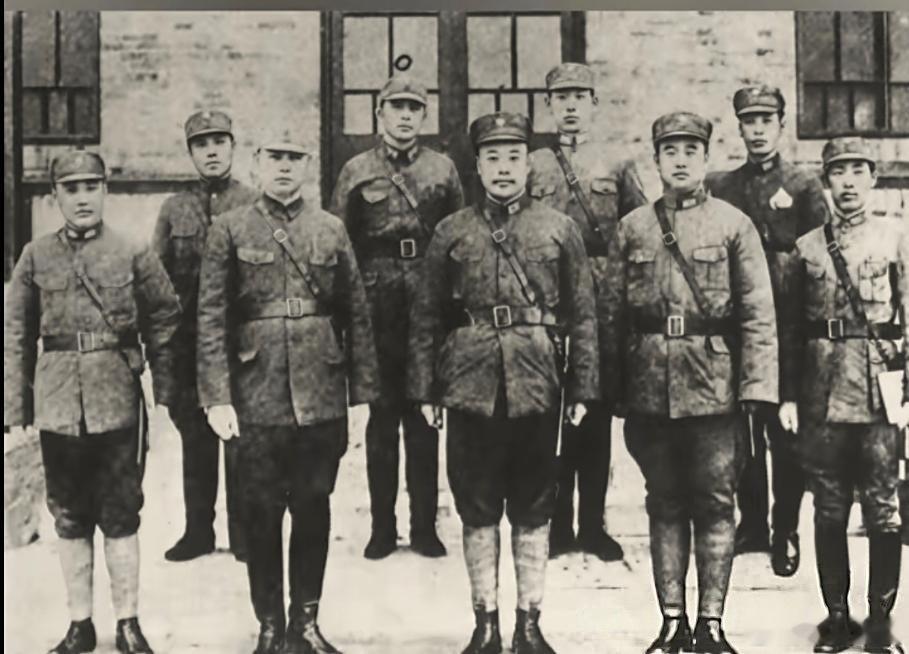 1937年，全面抗战爆发前的29军高级将领的一张合影。前排从左至右分别为：军参谋